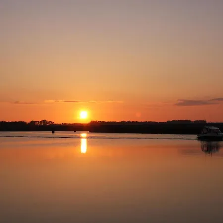 Hausboot Arnica Mit Grossem Sonnendeck Und Waeschepaketen Inklusive Barth