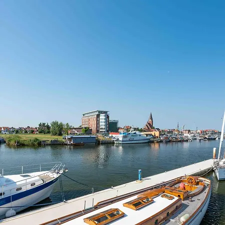 Hausboot Arnica Mit Grossem Sonnendeck Und Waeschepaketen Inklusive