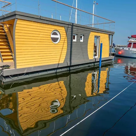 Holiday home Hausboot Arnica Mit Grossem Sonnendeck Und Waeschepaketen Inklusive Barth