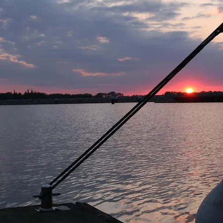 Holiday home Hausboot Arnica Mit Grossem Sonnendeck Und Waeschepaketen Inklusive *