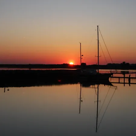 Holiday home Hausboot Arnica Mit Grossem Sonnendeck Und Waeschepaketen Inklusive