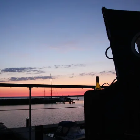 Hausboot Arnica Mit Grossem Sonnendeck Und Waeschepaketen Inklusive * Barth