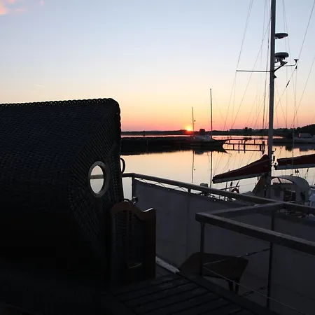 Hausboot Arnica Mit Grossem Sonnendeck Und Waeschepaketen Inklusive * Barth