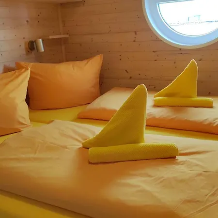 Holiday home Hausboot Arnica Mit Grossem Sonnendeck Und Waeschepaketen Inklusive Barth