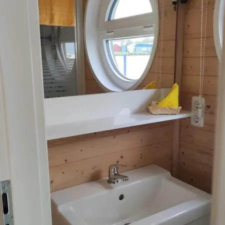Holiday home Hausboot Arnica Mit Grossem Sonnendeck Und Waeschepaketen Inklusive *